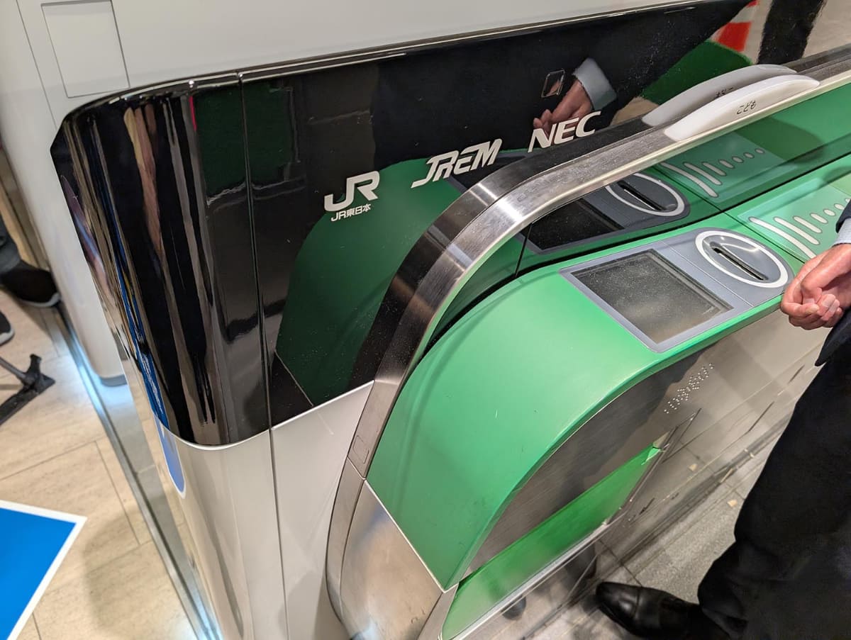 新潟駅の顔認証改札機に記されたロゴ