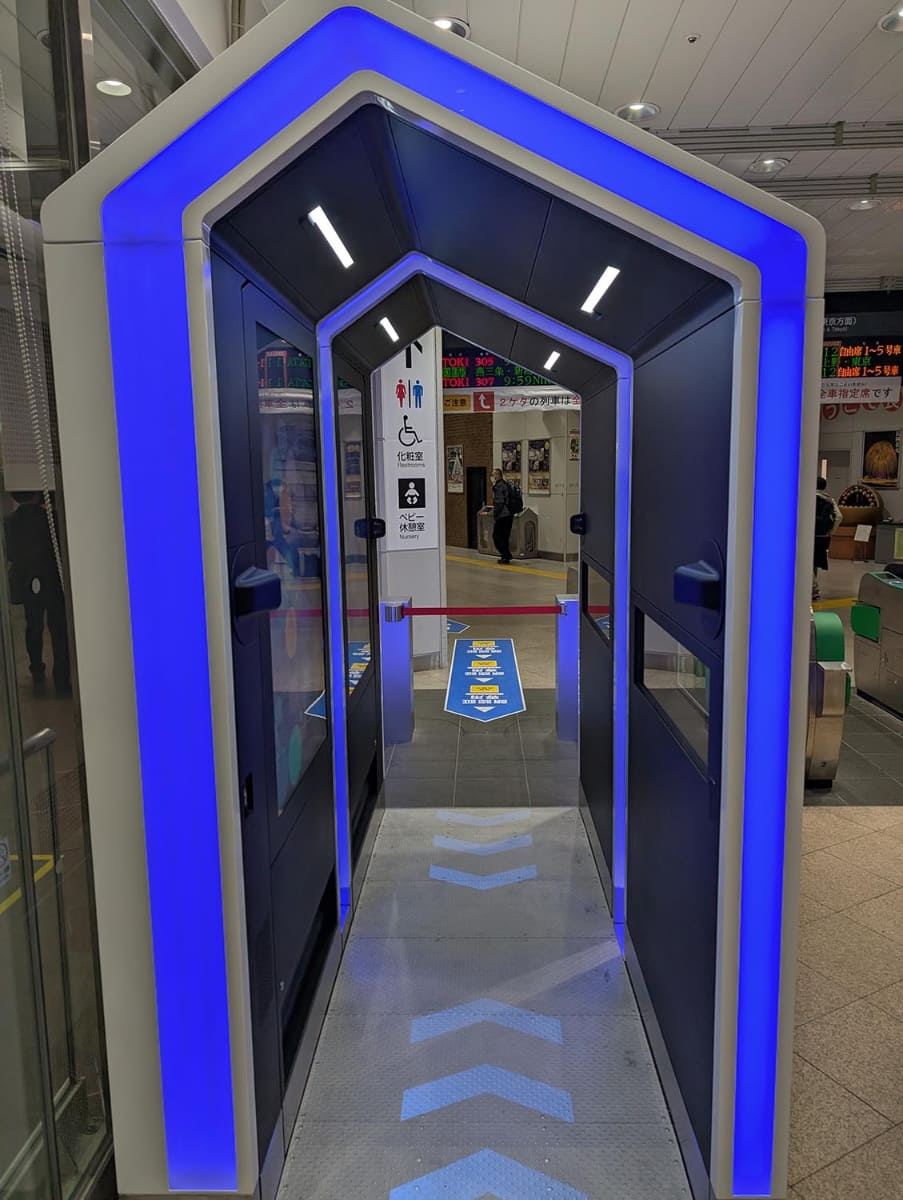 長岡駅の顔認証改札機の中を覗いたところ。手前と奥の中央部分にカメラが計4台あるのが確認できる