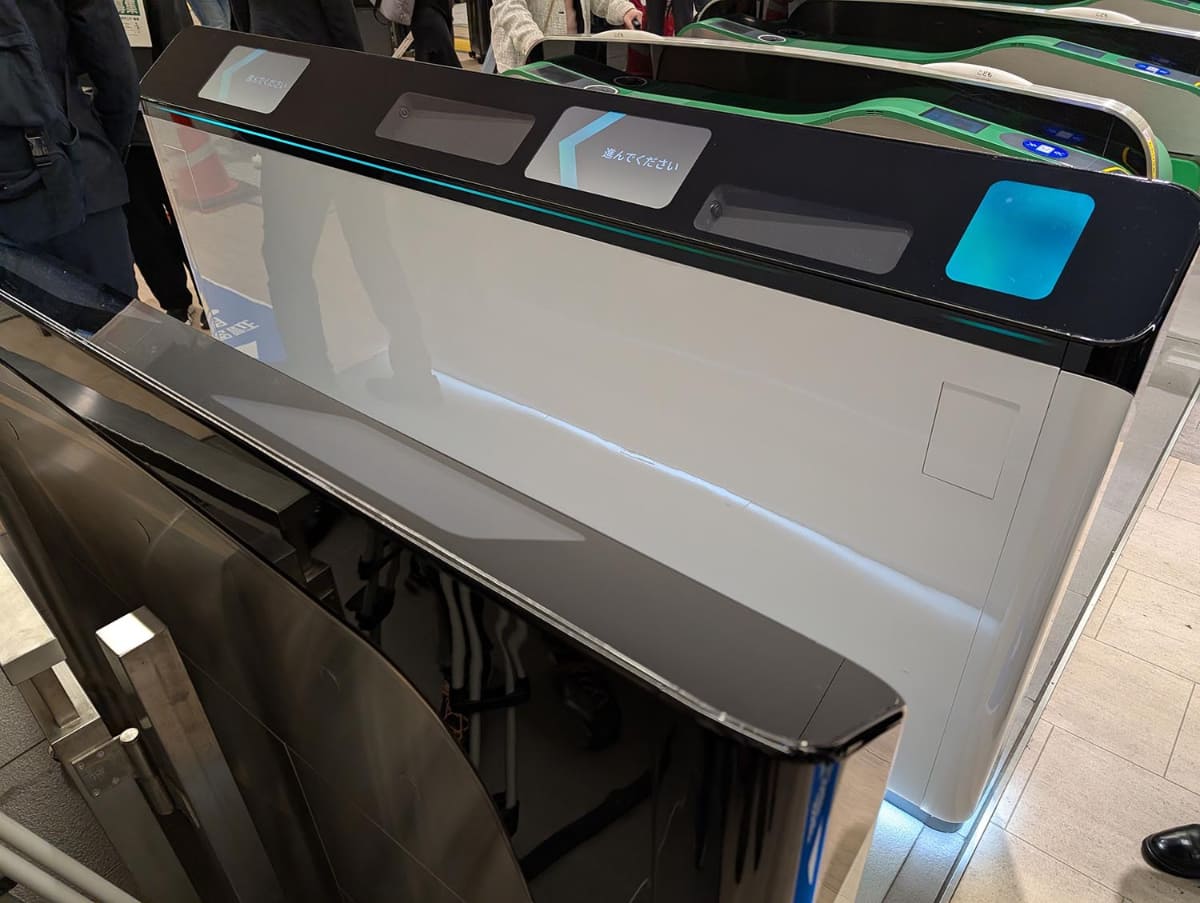 新潟駅の顔認証改札機のカメラは「進んでください」の表示の左右にそれぞれ1つずつあり、これは右側から来る利用者の判定に利用される。逆に左側から来る利用者は手前側の装置にある2つのカメラが判定を行い、計4台のカメラが据え付けられている