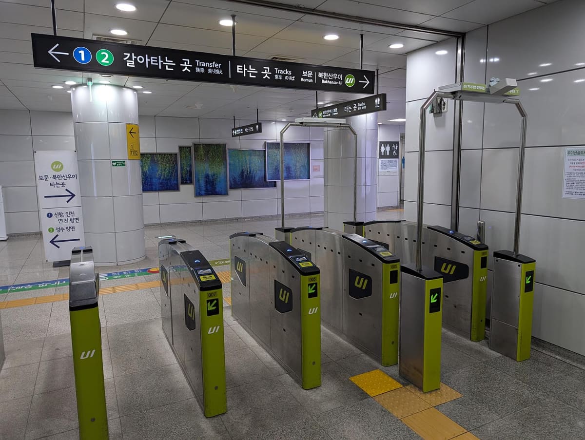 韓国のソウルで行なわれているBluetooth技術を用いたウォークスルー改札の実証実験