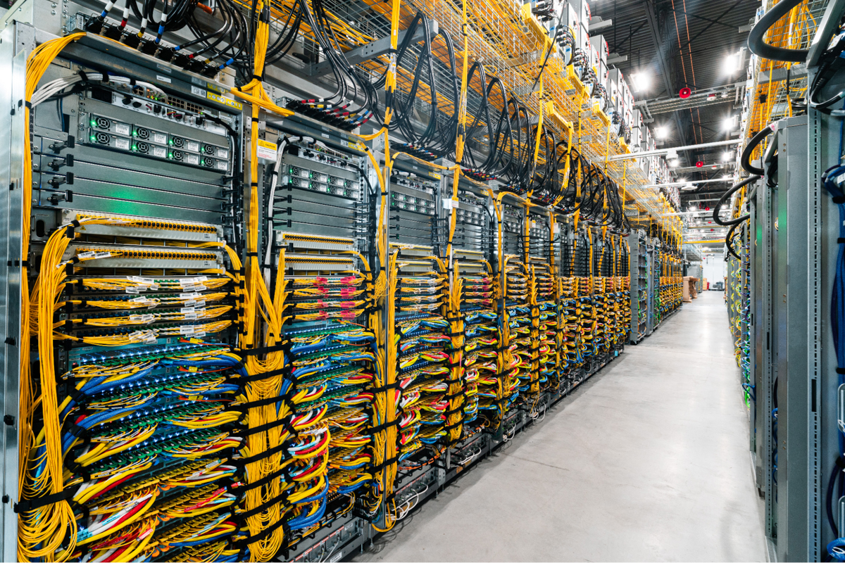 Jupiterデータセンターネットワークにより、複数のIronwoodスーパーポッドを数十万のTPUのクラスターに接続