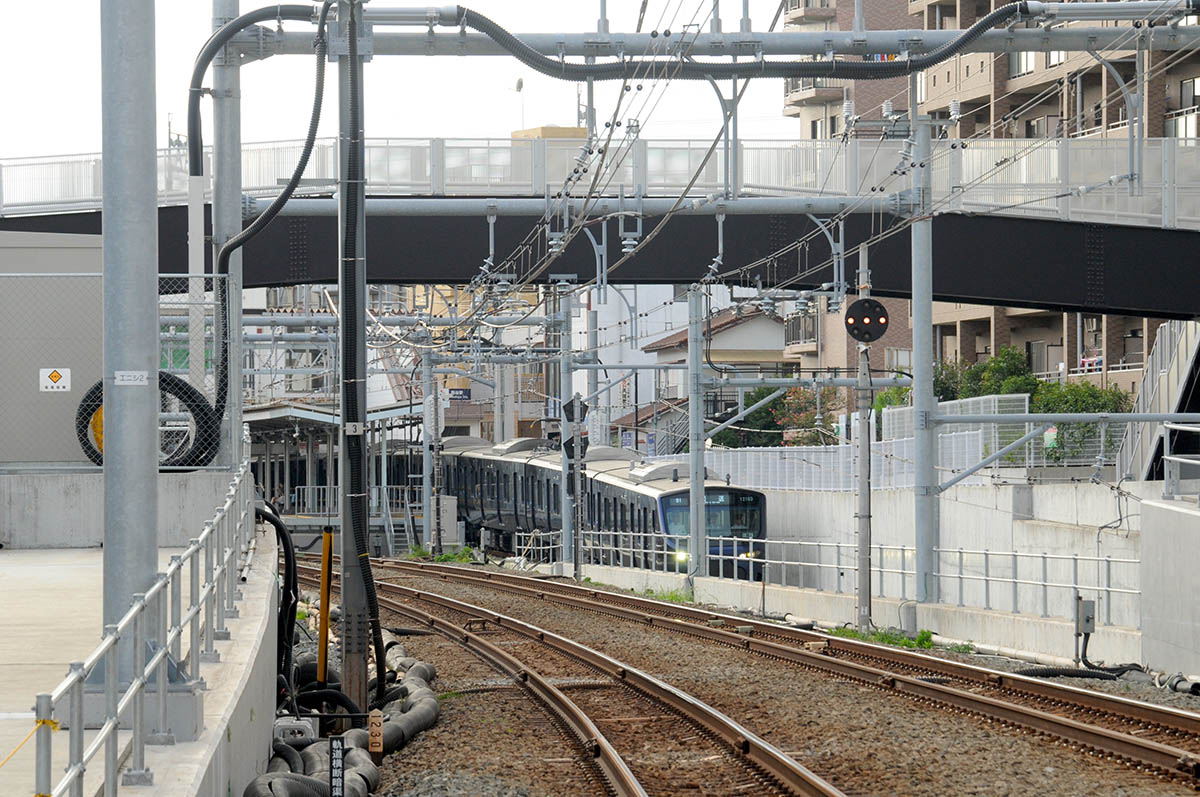 JRと直通運転を開始直前に、直通線へと走る試運転列車(19年9月撮影)
