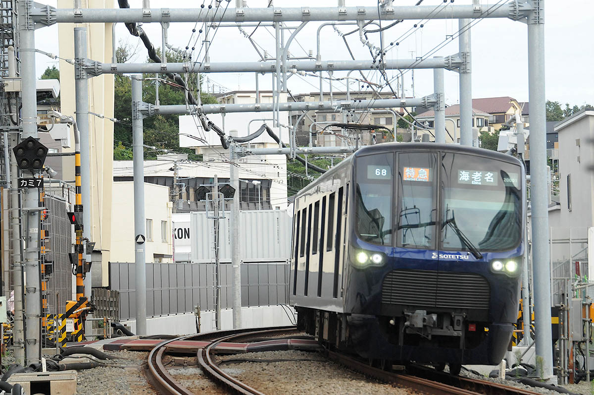 JRと直通運転を開始する直前の、西谷駅付近を走る電車(19年9月撮影)