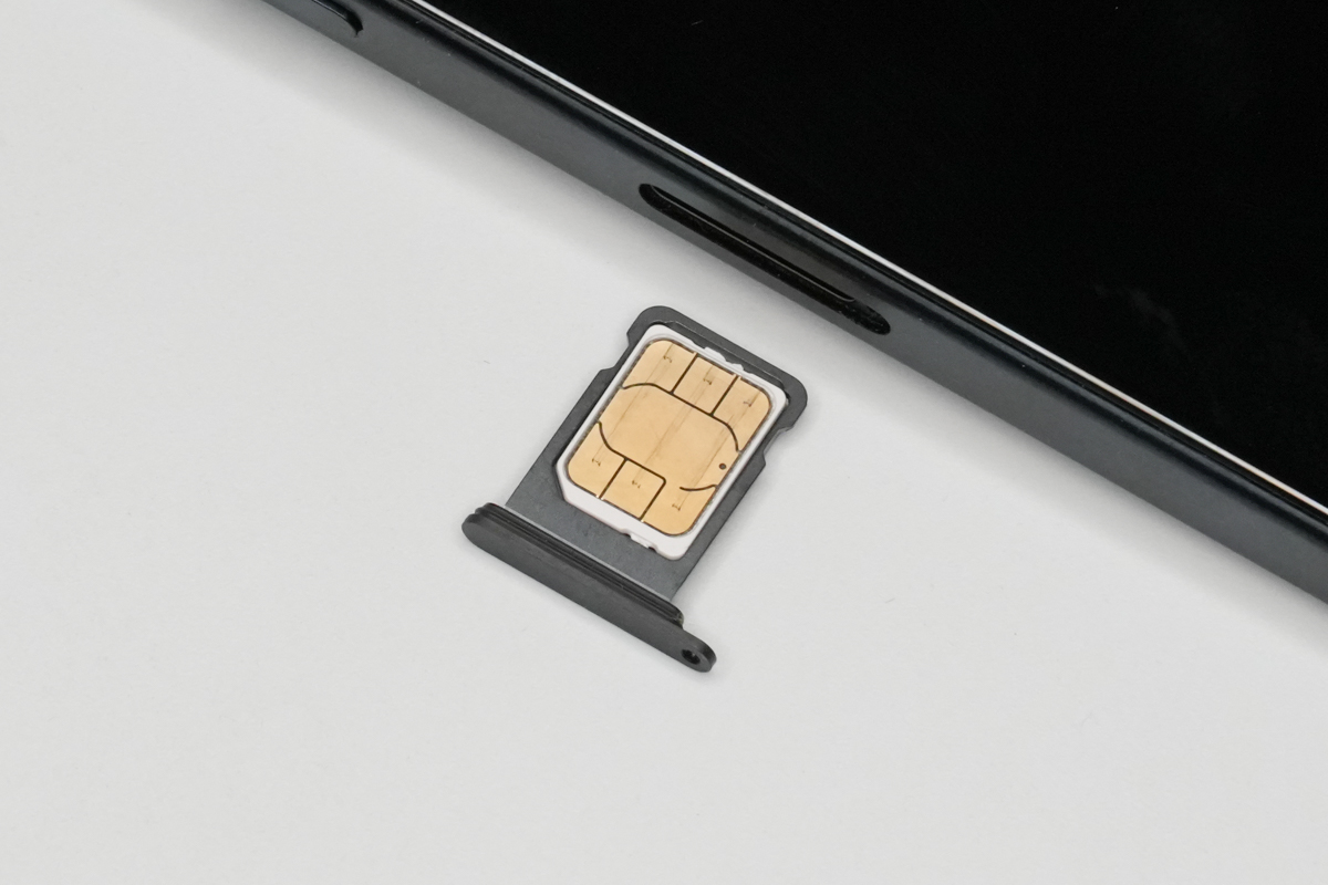 iPhone 15 Pro Maxから抜き出したSIM。この構造も今後無くなっていくのでしょうか