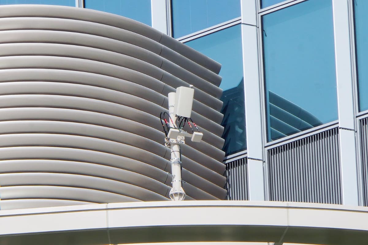 KDDI SUMMITに合わせて高輪ゲートウェイシティ側にミリ波基地局を設置。高輪ゲートウェイ改札上の中継器でそのエリアを拡大した