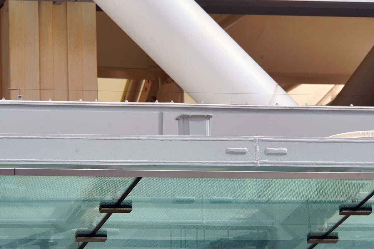 KDDI SUMMITに合わせて高輪ゲートウェイシティ側にミリ波基地局を設置。高輪ゲートウェイ改札上の中継器でそのエリアを拡大した