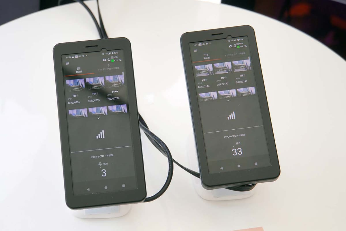 左がミリ波対応端末。データのアップロードが進んでいることが分かる