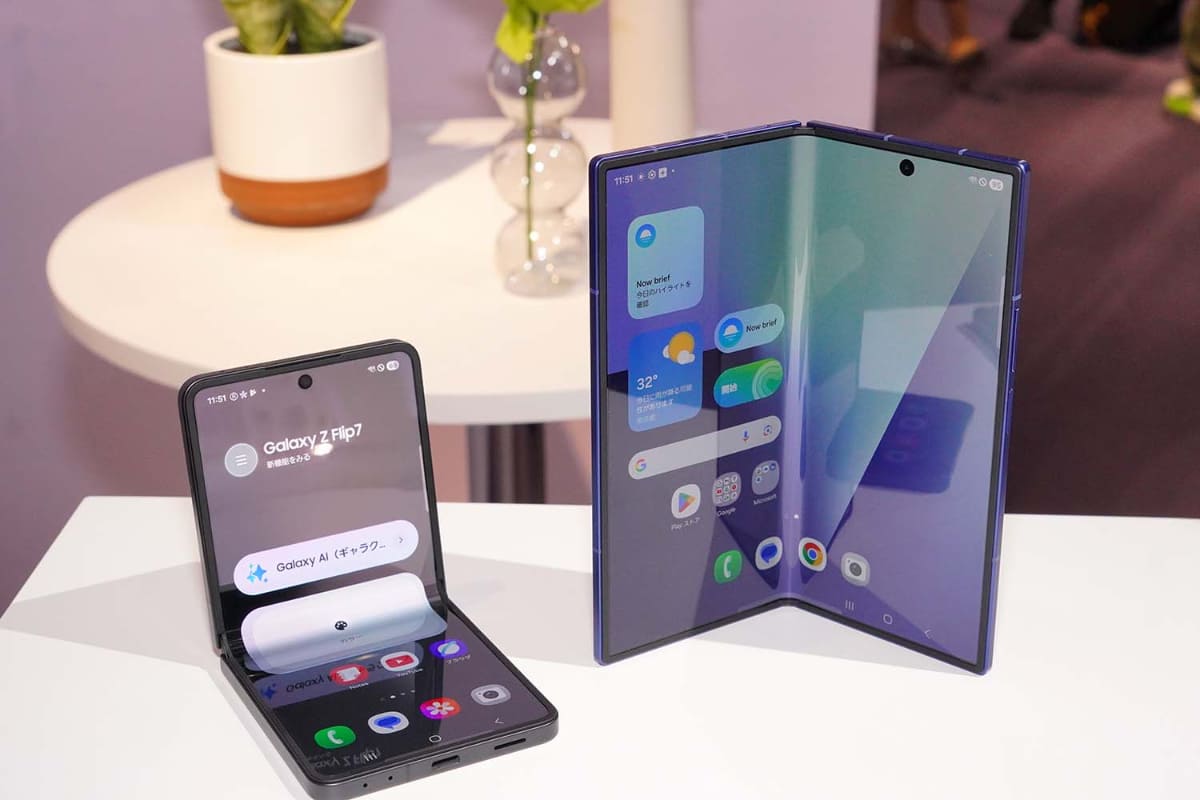 Galaxy Zシリーズも、現在は横折りのGalaxy Z Foldのみがミリ波に対応。写真のGalaxy Z Flip7(左)はミリ波非対応になってしまった