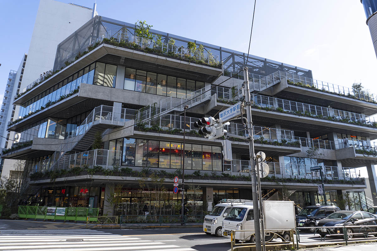 駒沢大学駅前交差点に立地