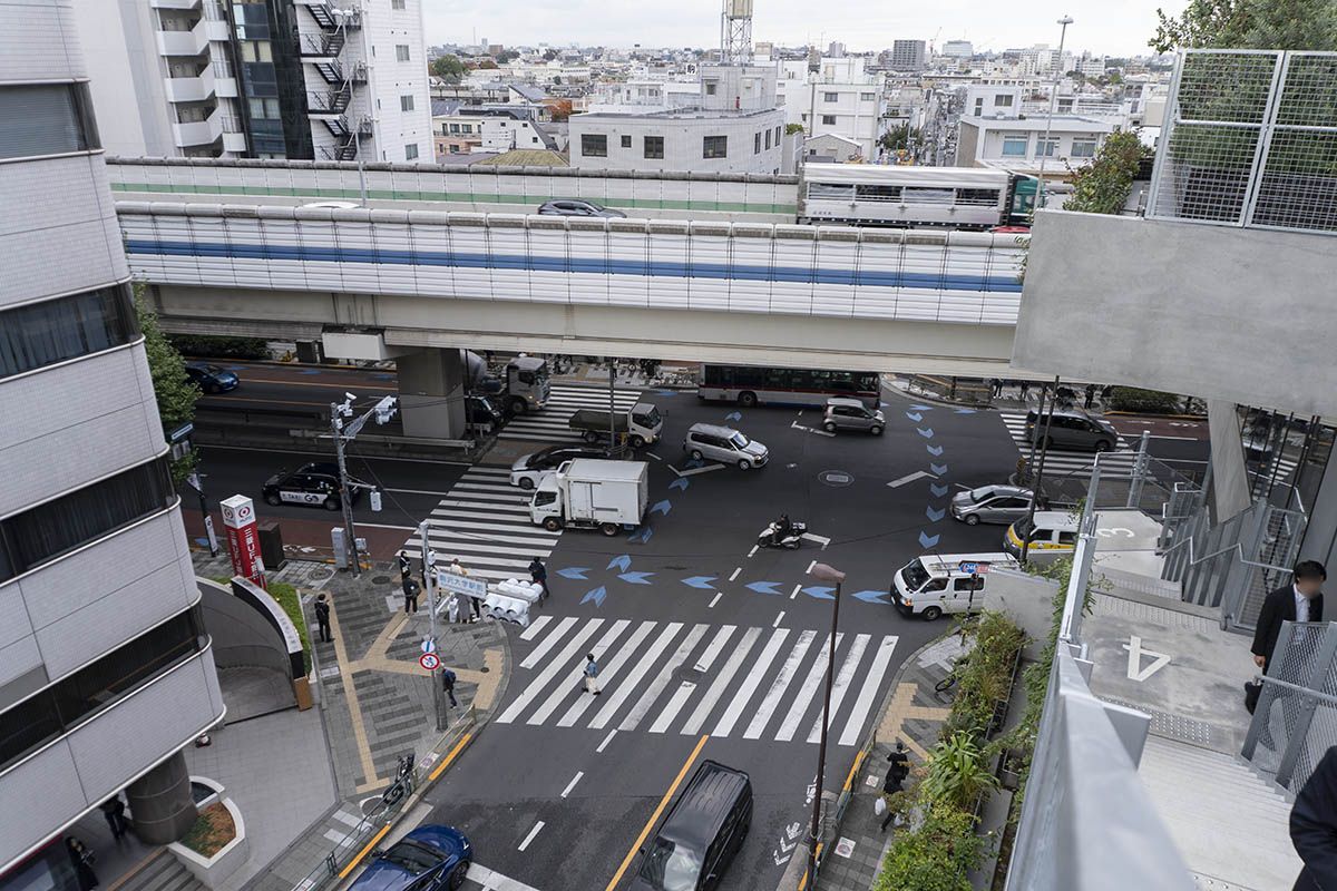 施設の外階段から見た駒沢大学駅前交差点