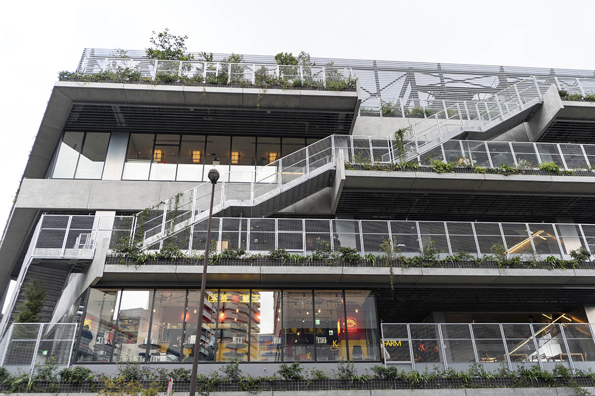 施設の外側に設置されている階段を使って1階から屋上テラスまで上れる