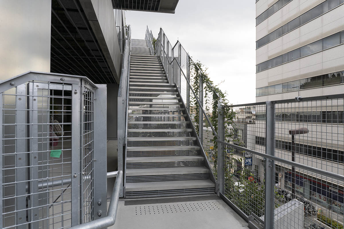 施設の外側に設置されている階段を使って1階から屋上テラスまで上れる