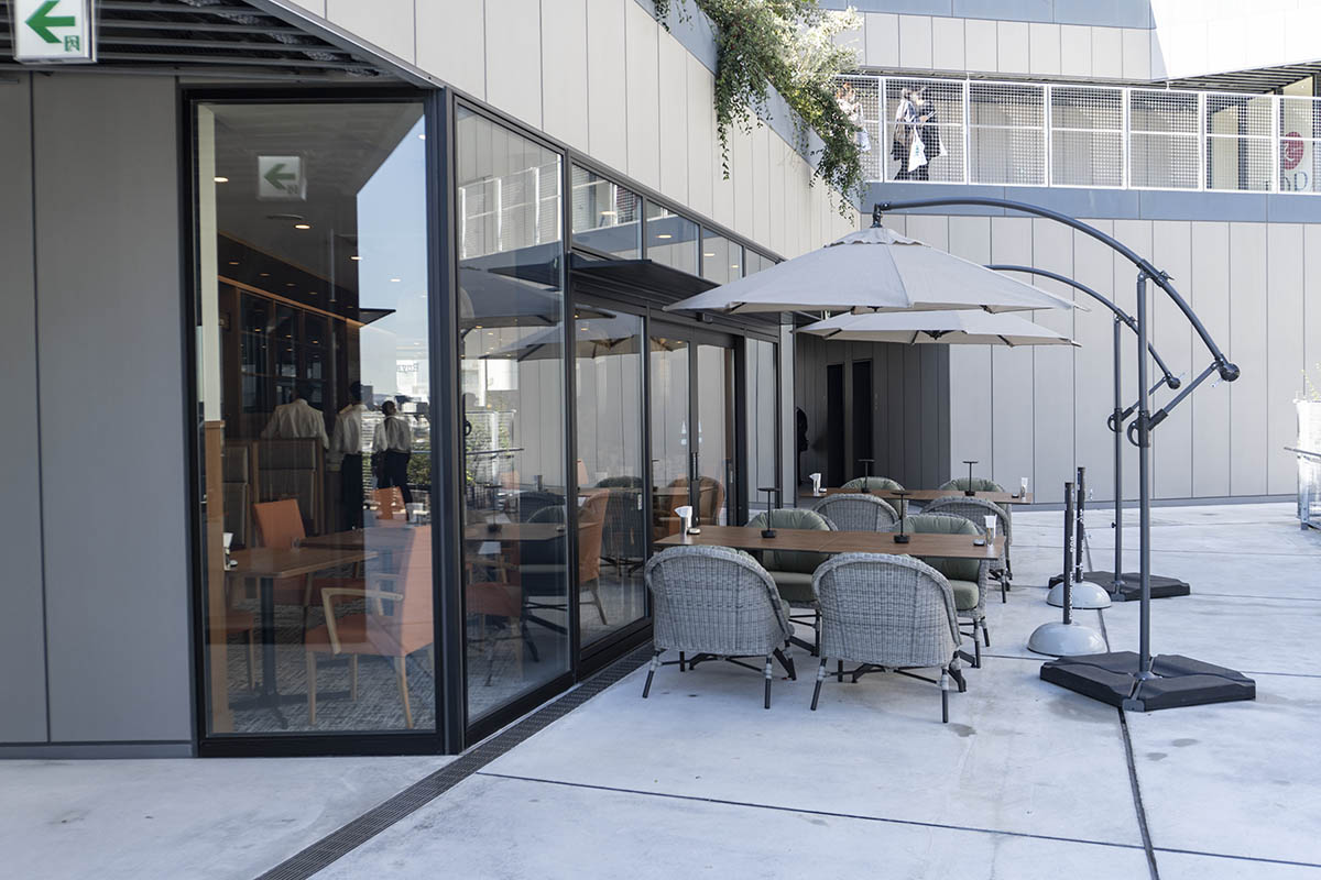 3階のロイヤルホストに設けられたペット同伴可のテラス席