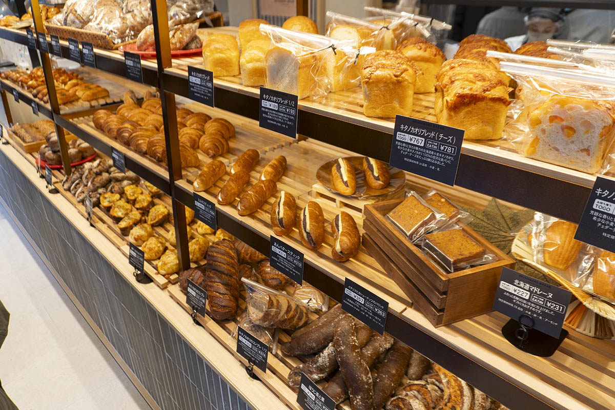 ベーカリー「NEIGHBORS BREAD by STANDARD BAKERS」(1階)