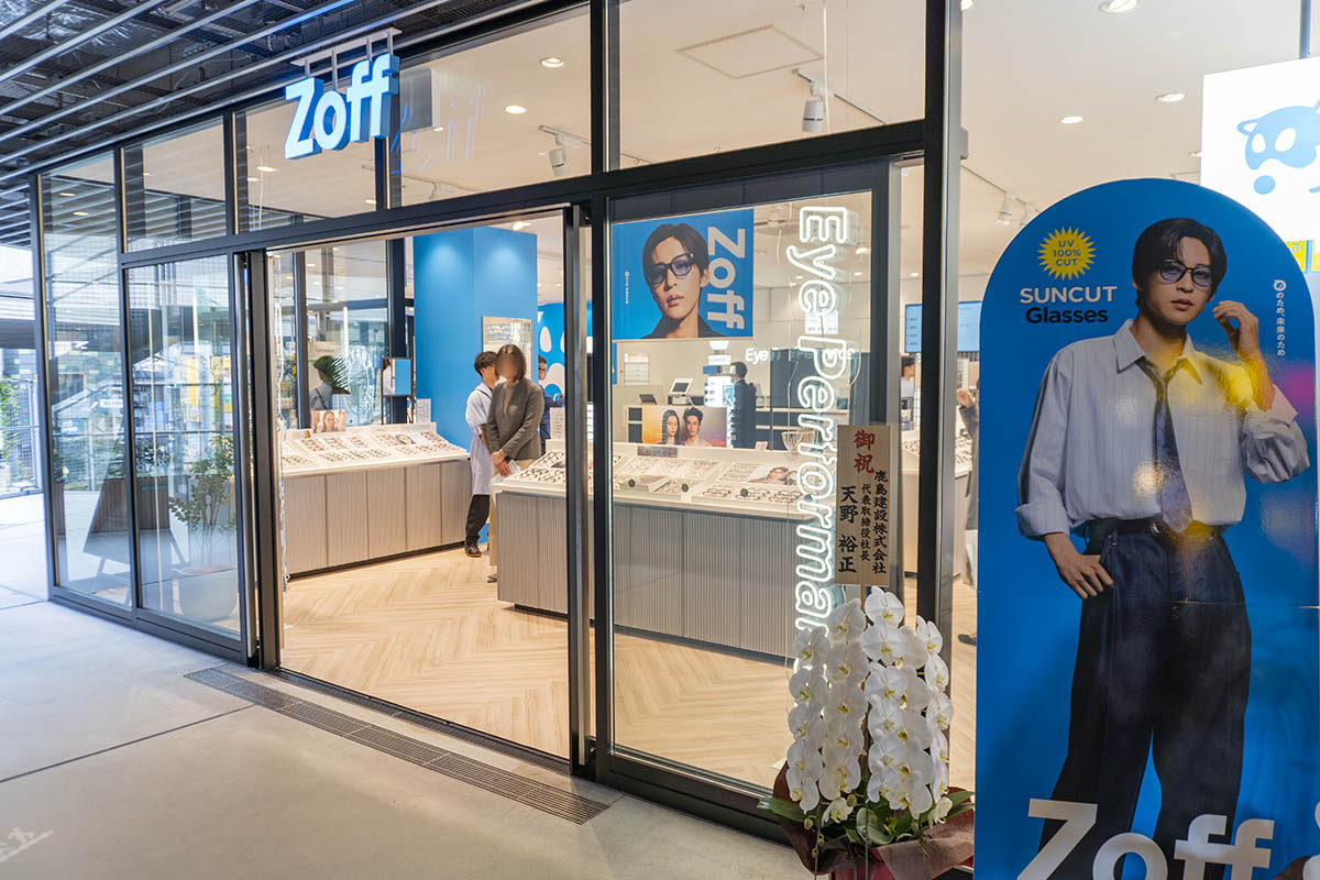 アイウェア「Zoff」(2階)