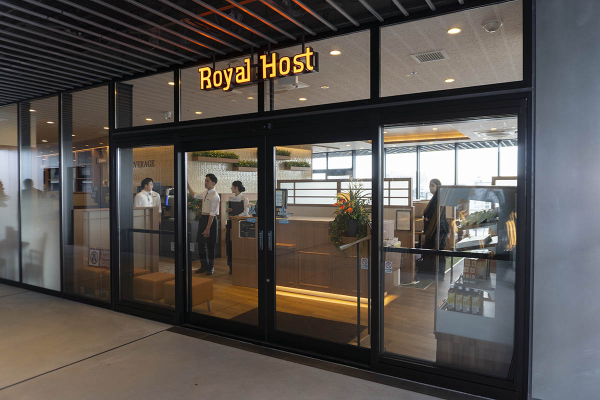 ファミリーレストラン「ロイヤルホスト」(3階)