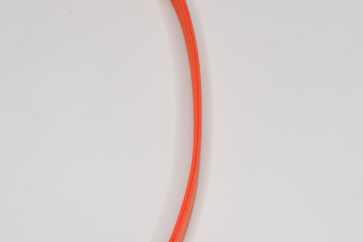 重なったヒモがズレることなく、いつもスッキリとした見た目です