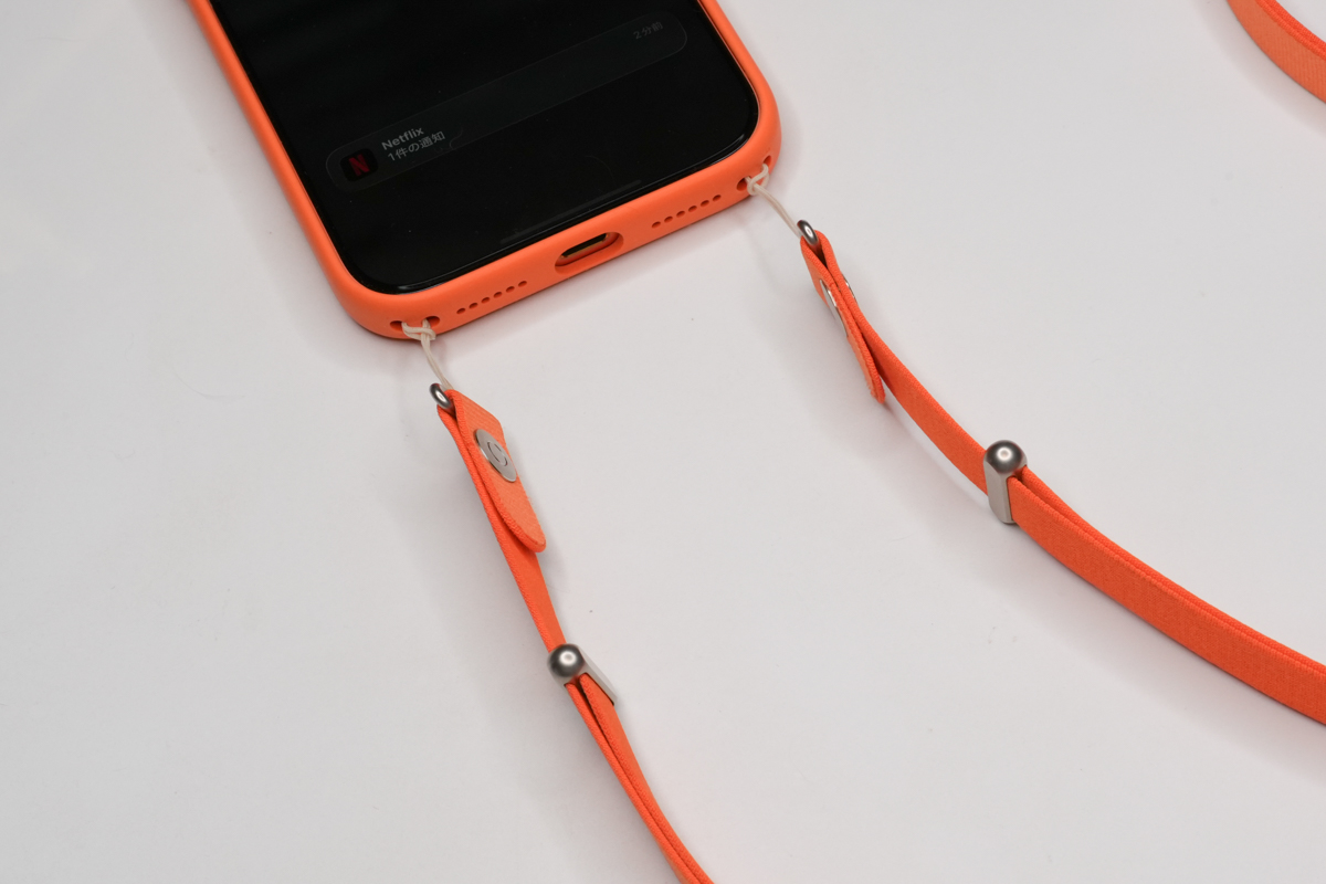 2本のストラップで固定するのでスマホが勝手に裏返りにくいのはメリットです
