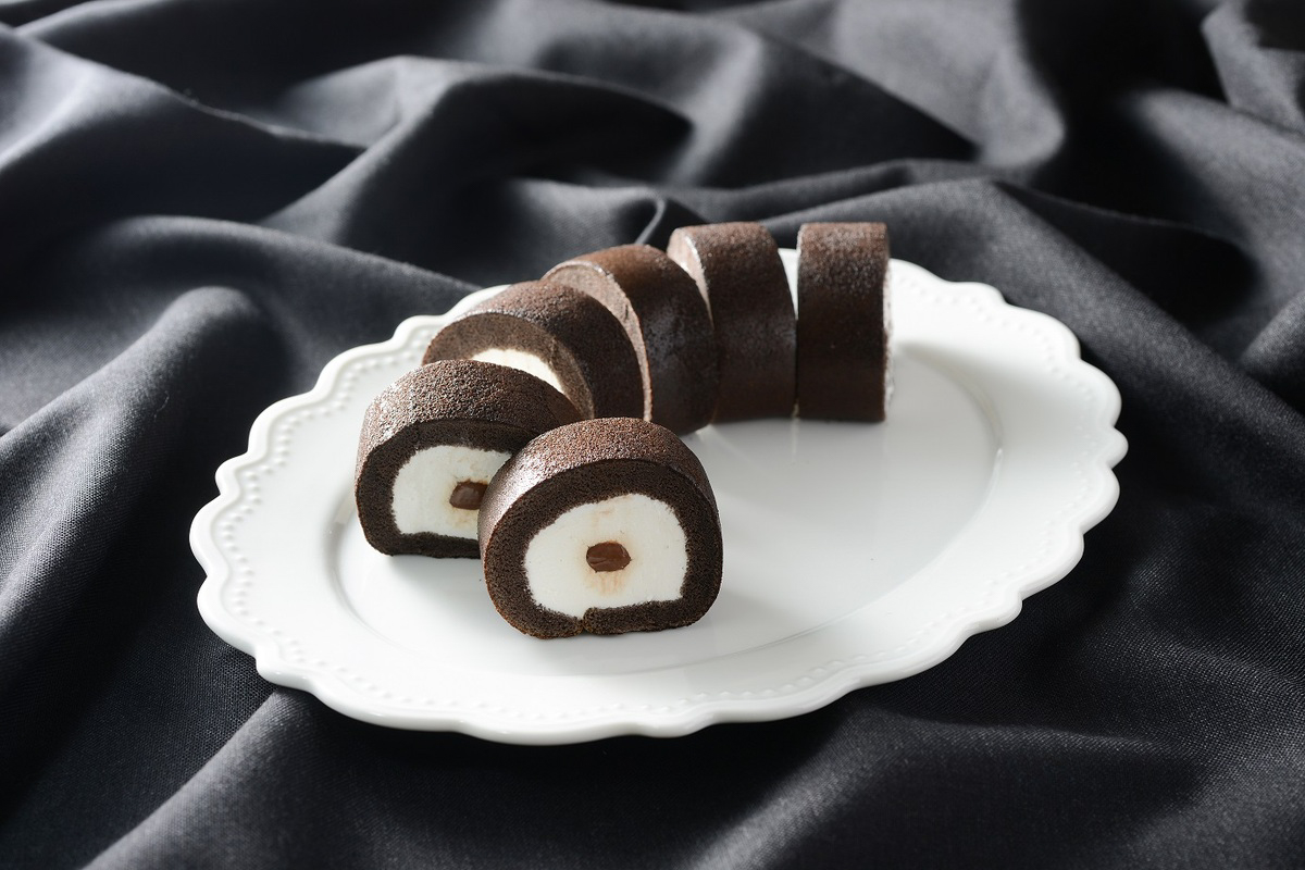 黒いもち食感ロールケーキ