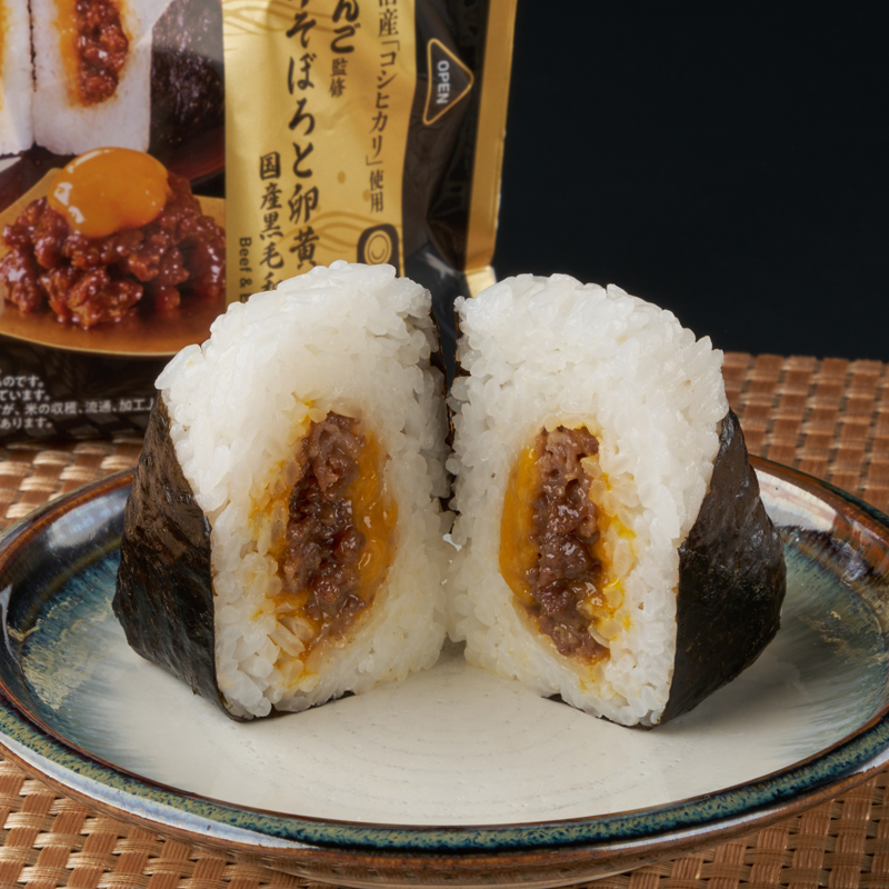 「ぼんご監修 ごちむすび 牛そぼろと卵黄ソース」(275円)