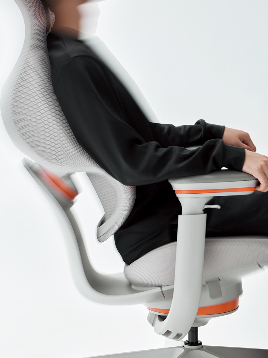 グライディング機能を、座面、背もたれ、ひじ掛けに搭載