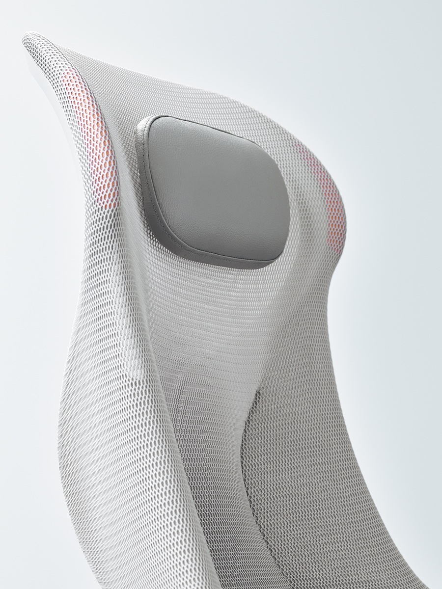 ヘッドレストはメッシュの上にセット