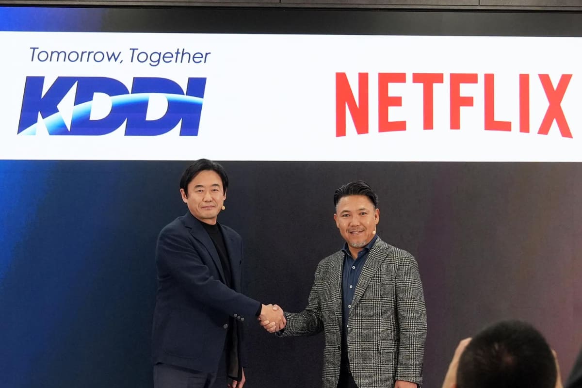 KDDIの松田 浩路社長(左)とNetflixビジネス・デベロップメント部門シニアディレクターの下井 昌人氏(右)