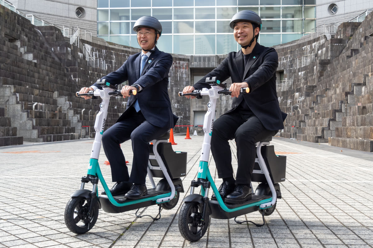 左から、横浜みなとみらい21 理事長 漆原順一氏、Luup 代表取締役 CEO 岡井大輝氏