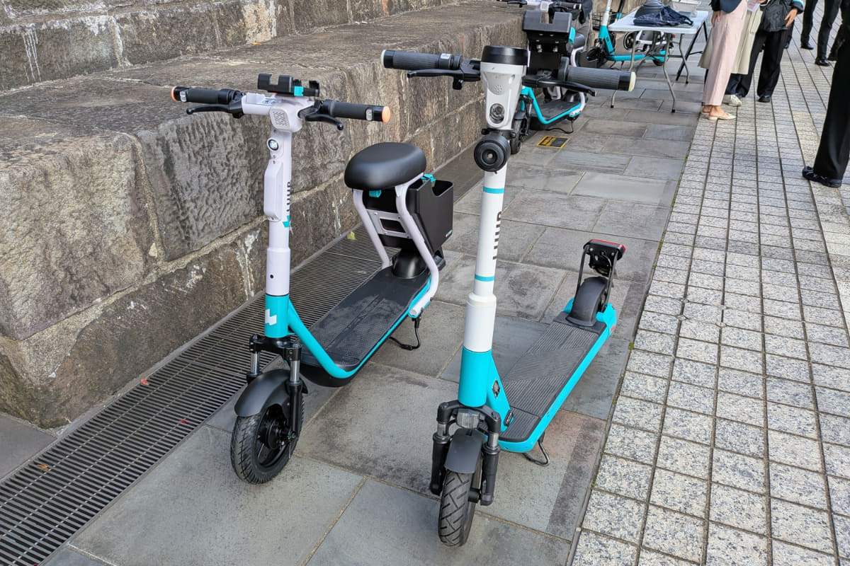 電動シートボード(左)と電動キックボード(右)。自転車に誤認されないようキックボードに近い見た目にしつつ、ハンドル位置を電動キックボードより低めにするなど、座り乗りに最適化した工夫が施されている