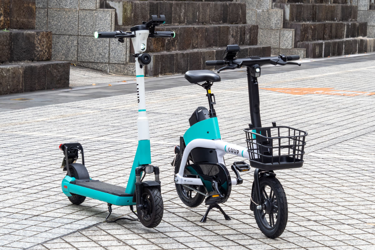 電動アシスト自転車(右)では前面にカゴを搭載している