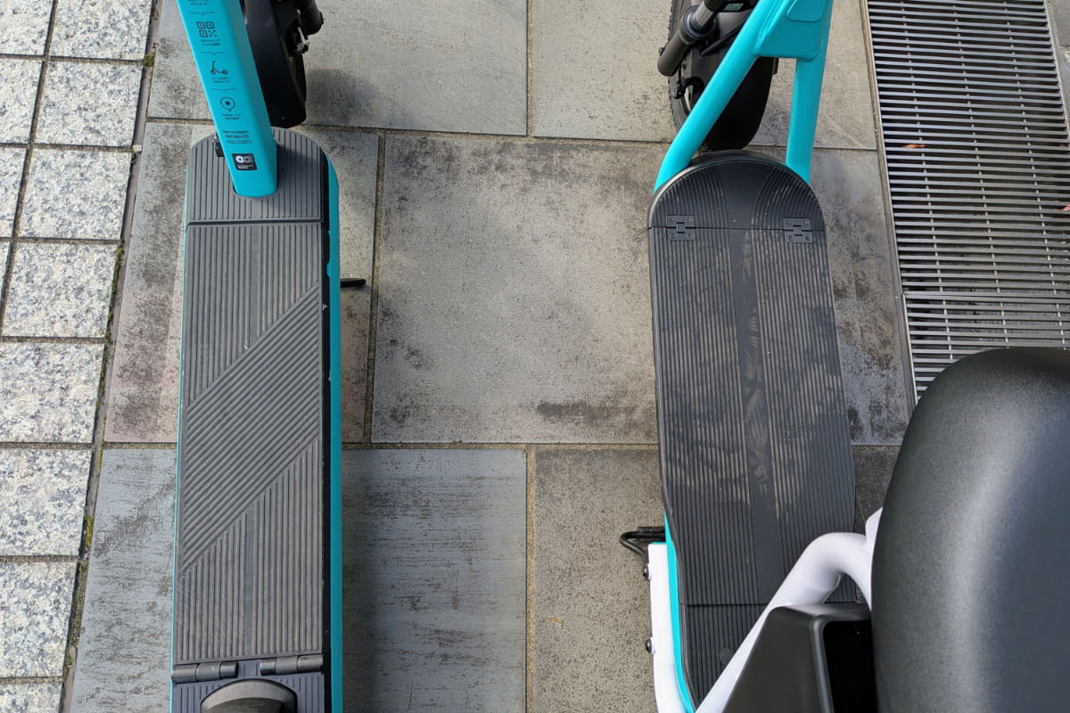 電動キックボード(左)と電動シートボード(右)のステップボード比較