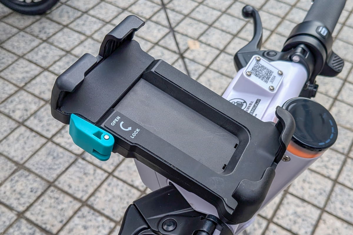 新モデルのスマホホルダー。緑色の固定レバーを搭載