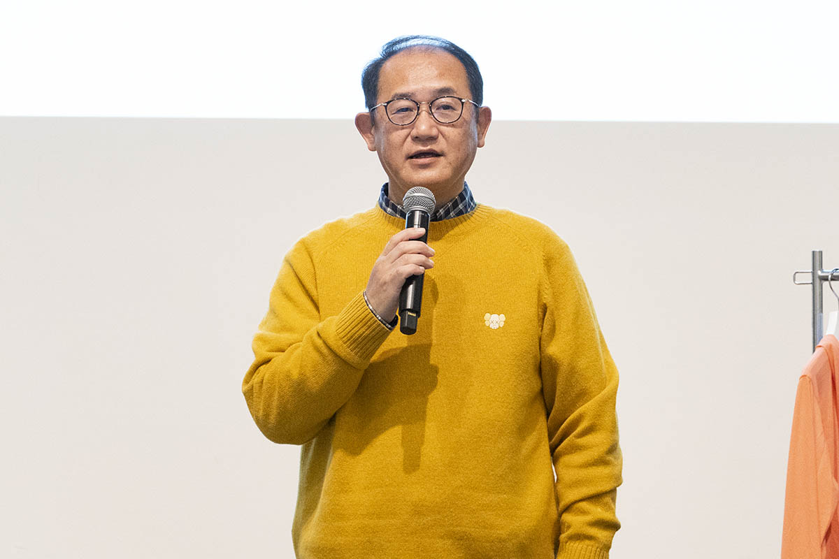 環境配慮などの取り組みについて説明するファーストリテイリング グループ執行役員 新田幸弘氏