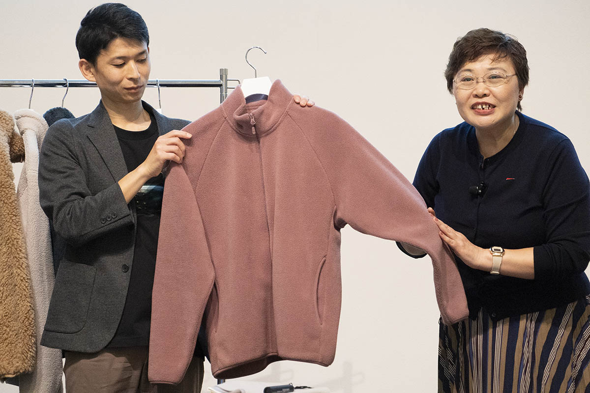 商品について説明するファーストリテイリング チャイナ 法人営業部 リーダー 馮 尚紅(ひょう しょうこう)氏(右)