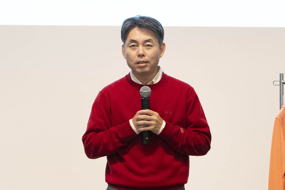RE.UNIQLO STUDIOや社会貢献活動などについて説明するファーストリテイリング 取締役 グループ上席執行役員 柳井康治氏