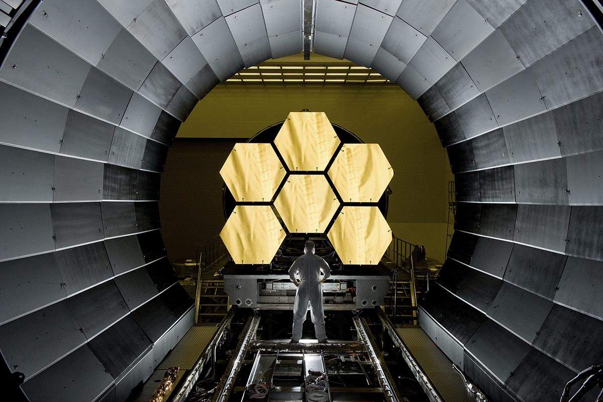 ジェームズ・ウェッブ宇宙望遠鏡の鏡の一部(Credit: NASA/MSFC/David Higginbotham)