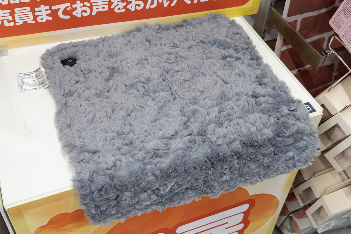 サイズは450×450×15mm(縦×横×厚み)、重さは約155g