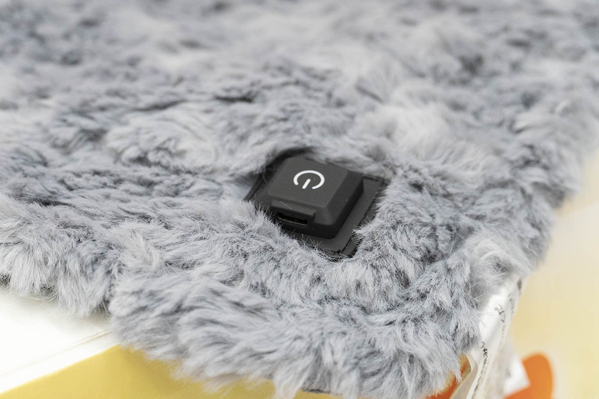 表面にある小さな電源スイッチ。折りたたむ時にもジャマにならない