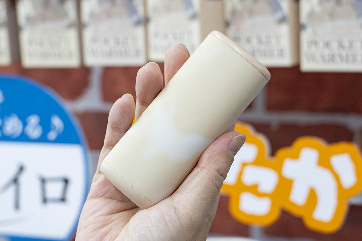 ハッシュタグ ポケットウォーマー(電気カイロ) HT-JDC001(3,280円)。サイズは102×42×29mm(幅×奥行×高さ)、重さは128g。