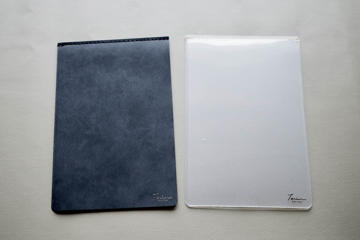 「Teriw THE MAT」。(左)アートブラック B6サイズ(1,870円)、(右)アートクリア B6サイズ(1,980円)