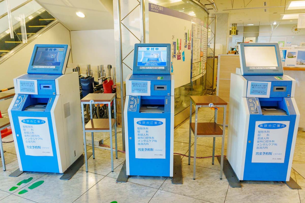 東京医療センターの再来受付機。再来の場合はここでまず診察券を使って受診票を発行する。診察券とマイナ保険証を連携させるシステムの導入も検討しているという