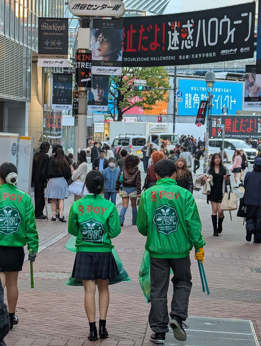 ハロウィン明けの渋谷で学生団体による清掃活動を実施。実質的に楽天ペイメントがスポンサーとして動くようなイメージだ
