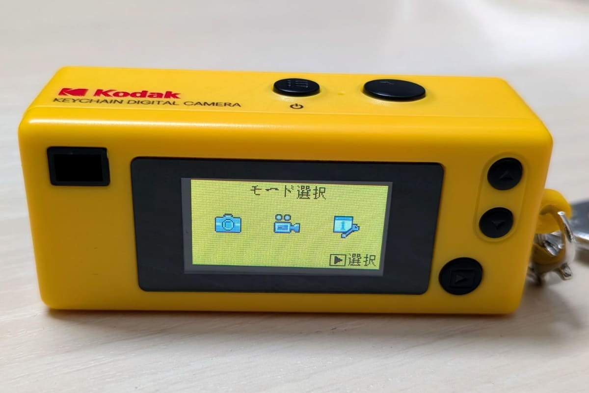 背面にはディスプレイも搭載