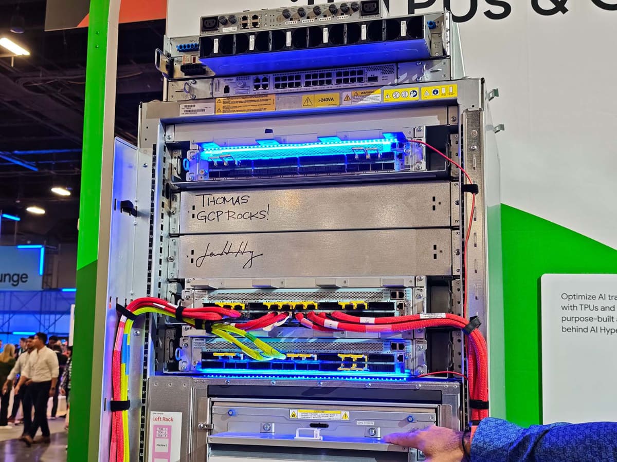 Google Cloud NEXT 25で展示されていた、NVIDIAのGPUを使ったサーバー。表面にはNVIDIA ジェンスン・フアンCEOのサインが