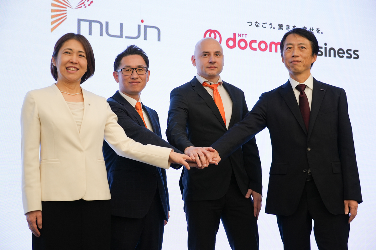 左からNTT 執行役員 研究開発マーケティング本部 アライアンス部門長 爪長 美菜子氏、Mujin共同創業者 滝野一征氏、同ロセン・デアンコウ氏、NTTドコモビジネス 執行役員 ビジネスソリューション本部 ソリューションサービス部長 山下 克典氏