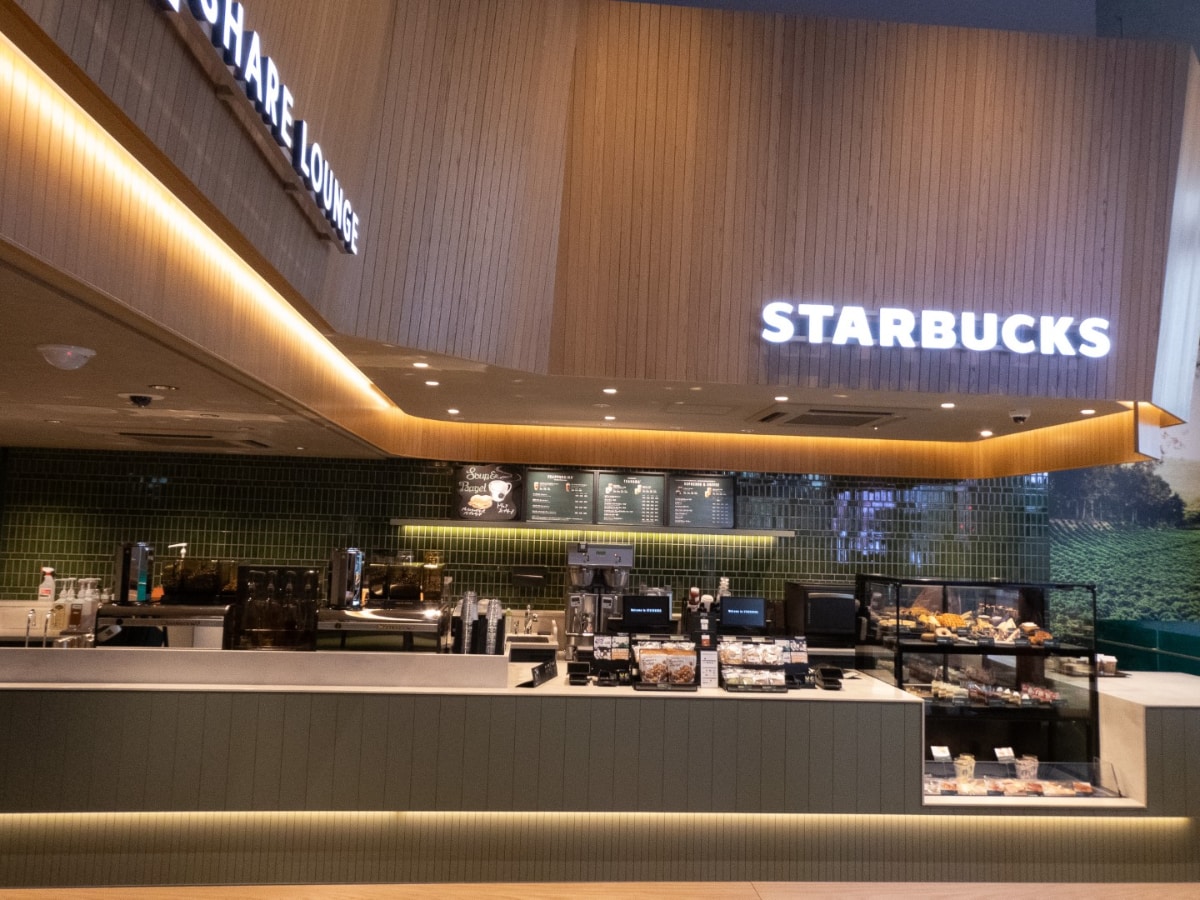1階　スターバックス
