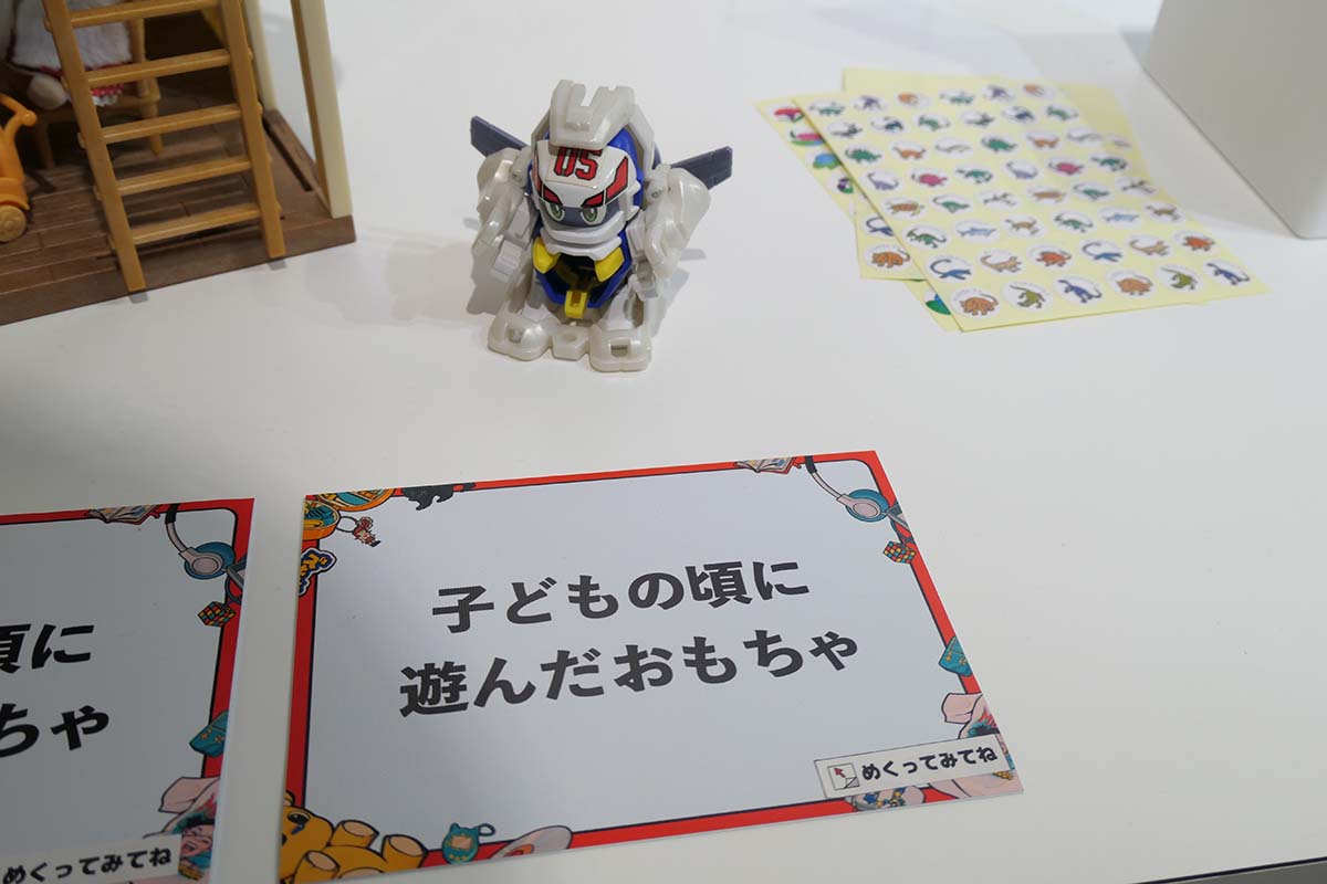 展示物のキャプションをめくると、実際にメルカリで取引されている金額がわかる