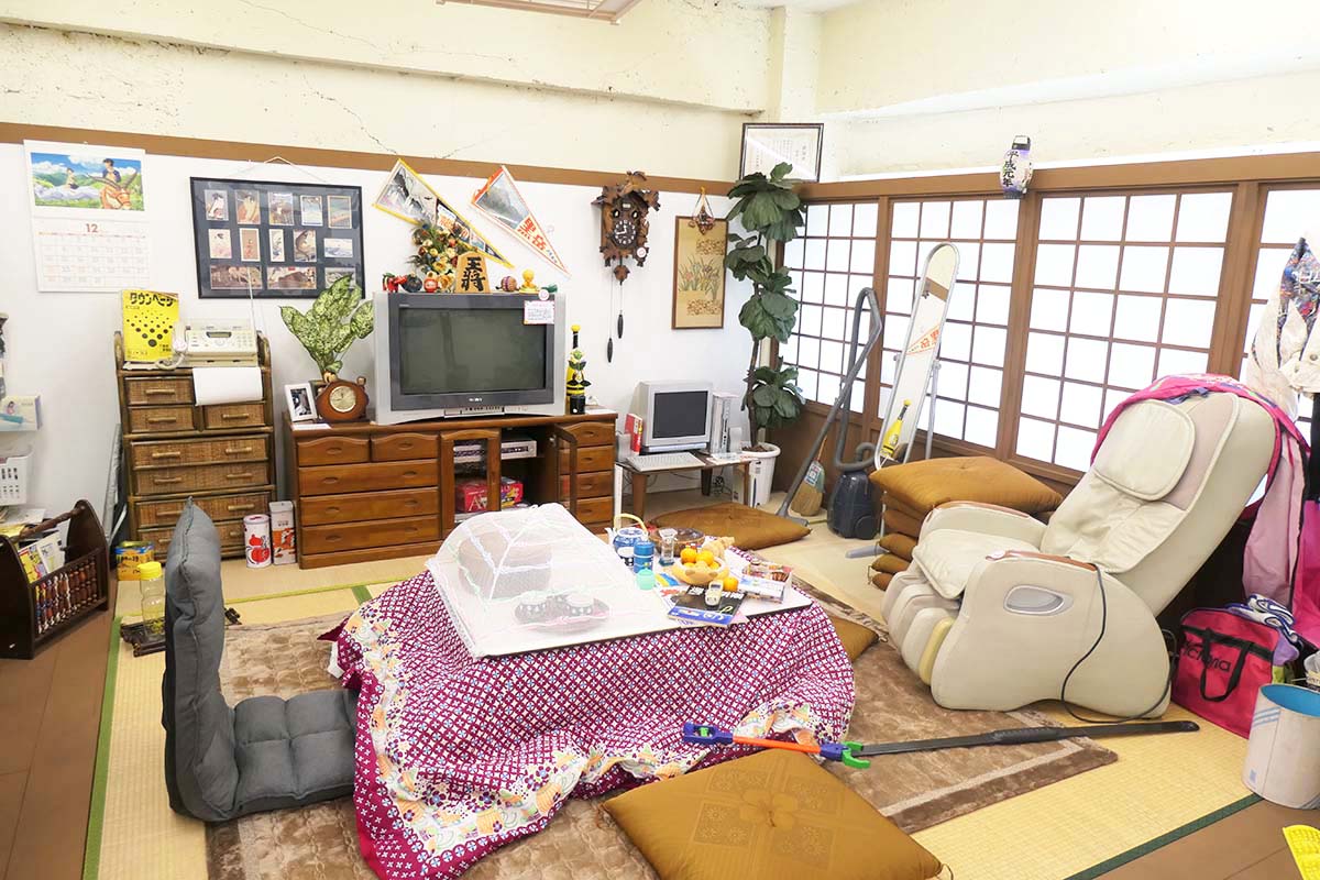 2000年代の実家を再現。家族団らんの記憶が詰まった居間
