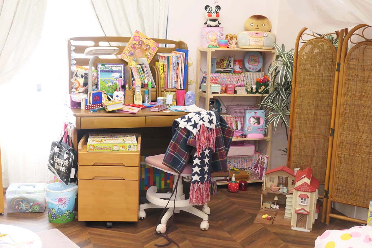 アヤカの本棚。アップの写真を撮り忘れてしまいすみませんが、花より男子、ご近所物語、カードキャプターさくら、ピーチガール、かいけつゾロリシリーズが並んでいます