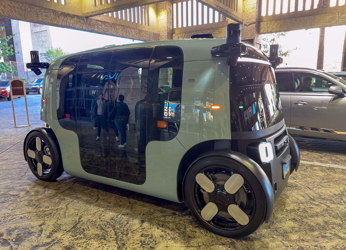 こちらがZoox。専用開発の「ロボタクシー」